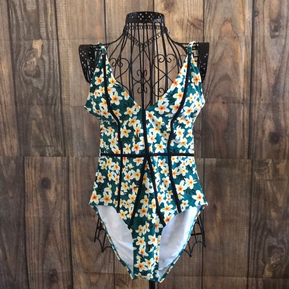Cupshe Other - Womens 1 piece swimsuit 💚🌼💚